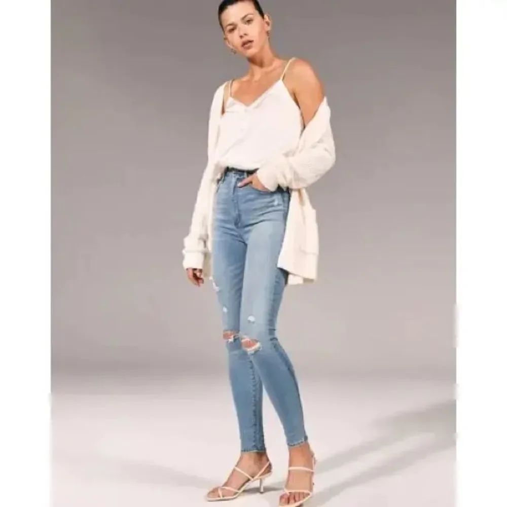 Abercrombie & Fitch High Rise Super Skinny Light Wash Distressed Jeans (Size: 2R